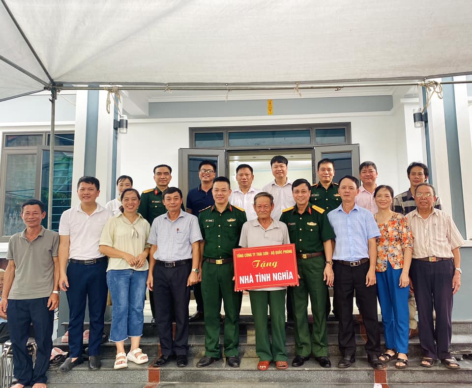 Gia đình thương binh Khuất Duy Huân - thôn Trạch Lôi được Tổng công ty Thái Sơn - Bộ Quốc phòng hỗ trợ xây nhà